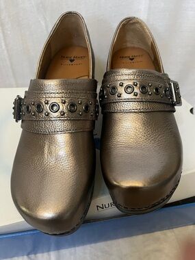 Nurse Mates Chelsea Metallic Slip-On Clogs Studded Strap women’s size 10
